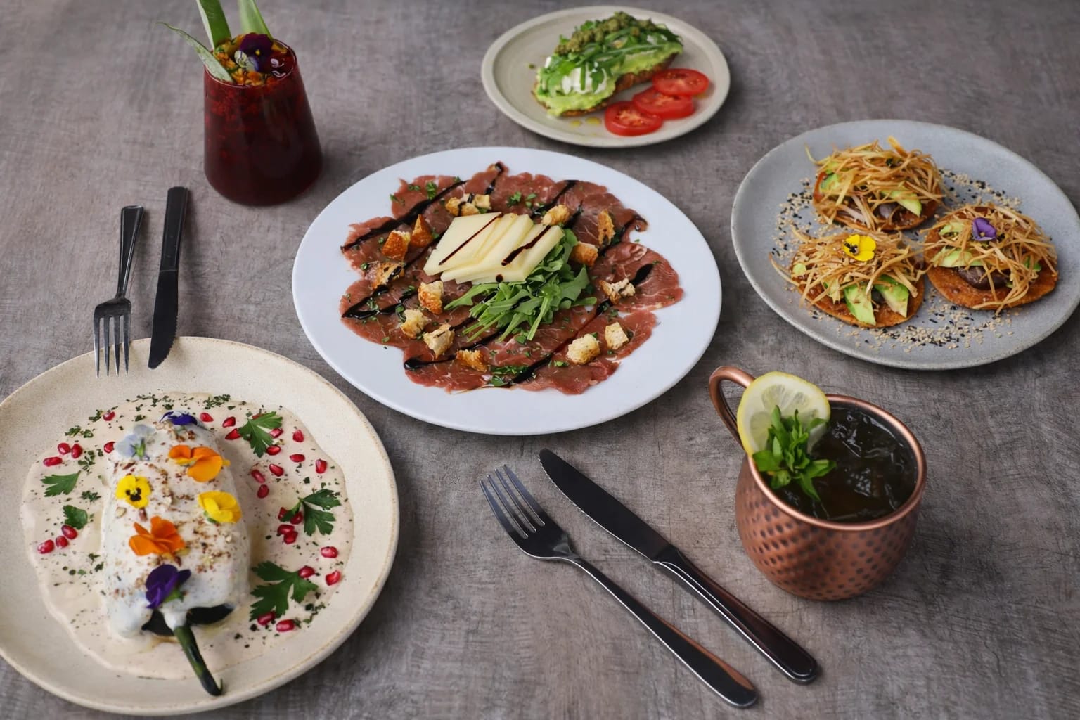 Comida y bebidas en la terraza del Hotel Catedral con vista a la Catedral Metropolitana.