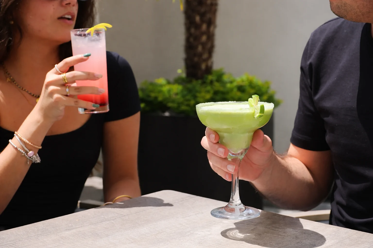 Pareja disfrutando la terraza del Hotel Catedral con vistas a la Catedral Metropolitana.