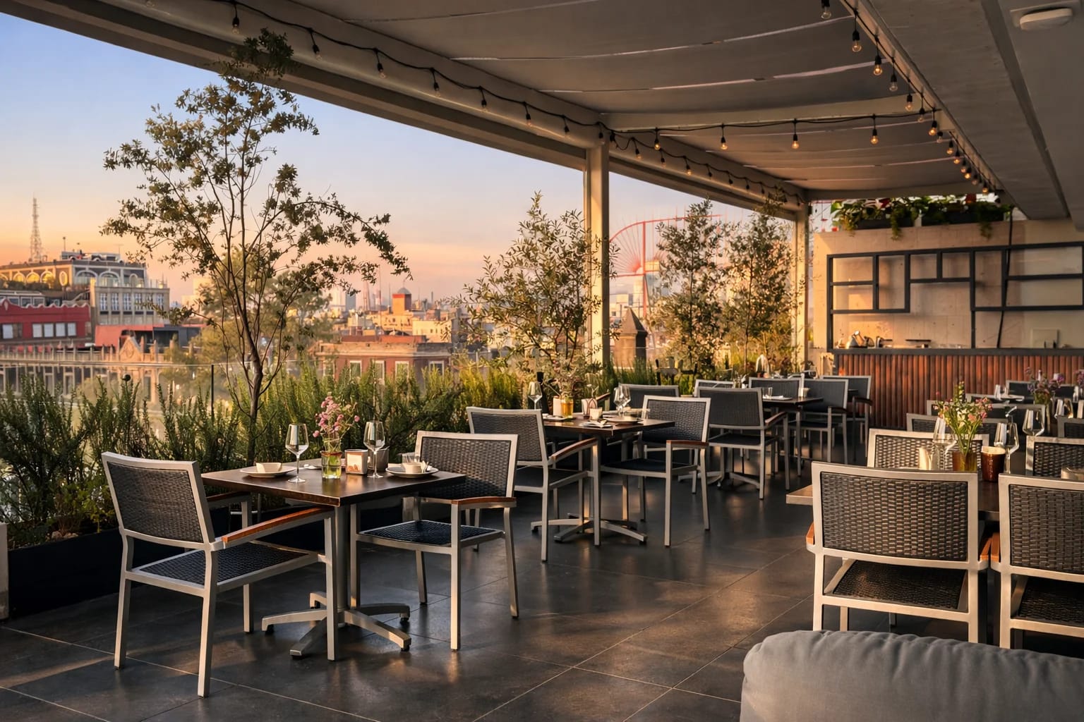 Vista panorámica de la Catedral Metropolitana desde el bar de la terraza del Hotel Catedral, mostrando las cúpulas y torres icónicas contra el horizonte de Ciudad de México.