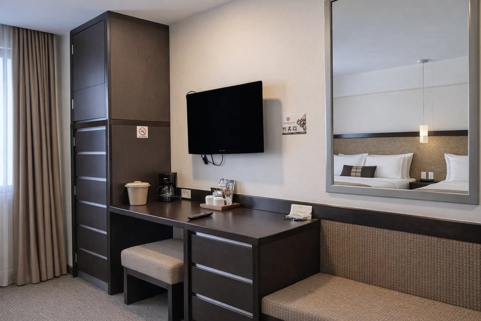 Hotel Catedral 더블룸. 벽면 TV, 의자, 책상, 거울.