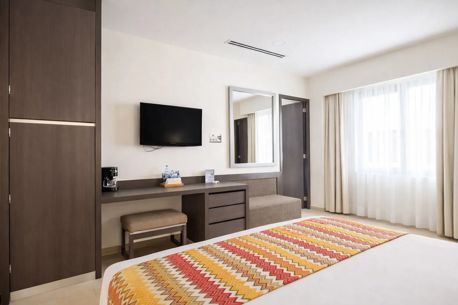 Hotel Catedral 패밀리룸 넓은 전망. 침대 2개가 있는 다른 방으로 가는 문, TV, 책상.