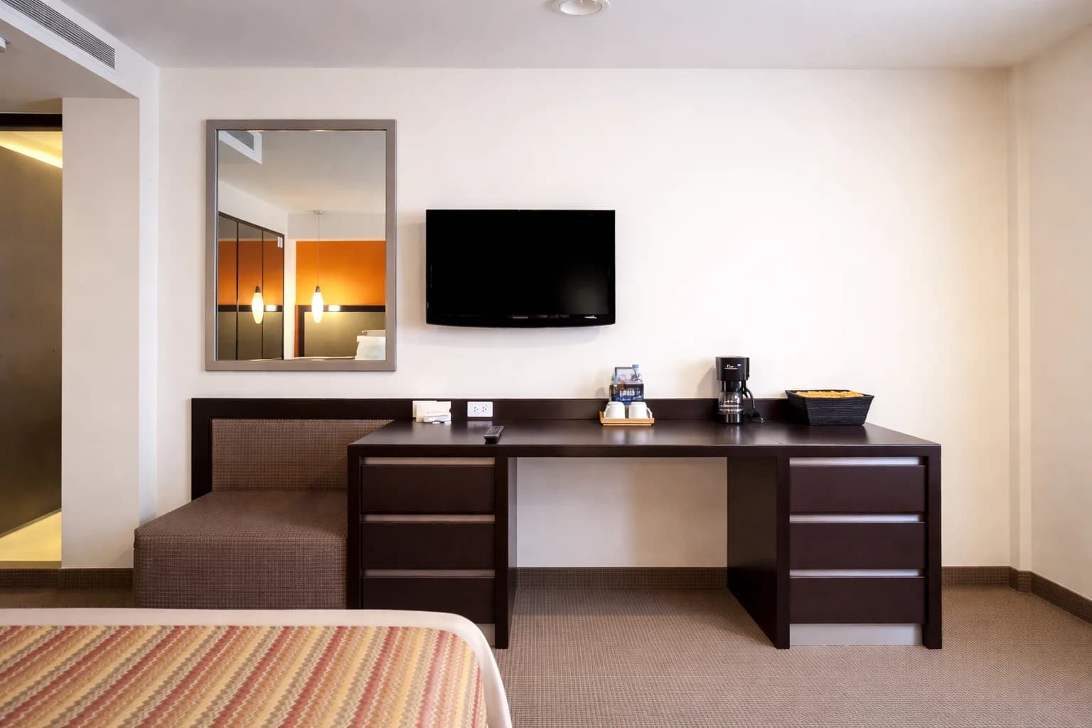 Hotel Catedral 주니어 스위트. 벽면 TV, 의자, 책상, 거울.