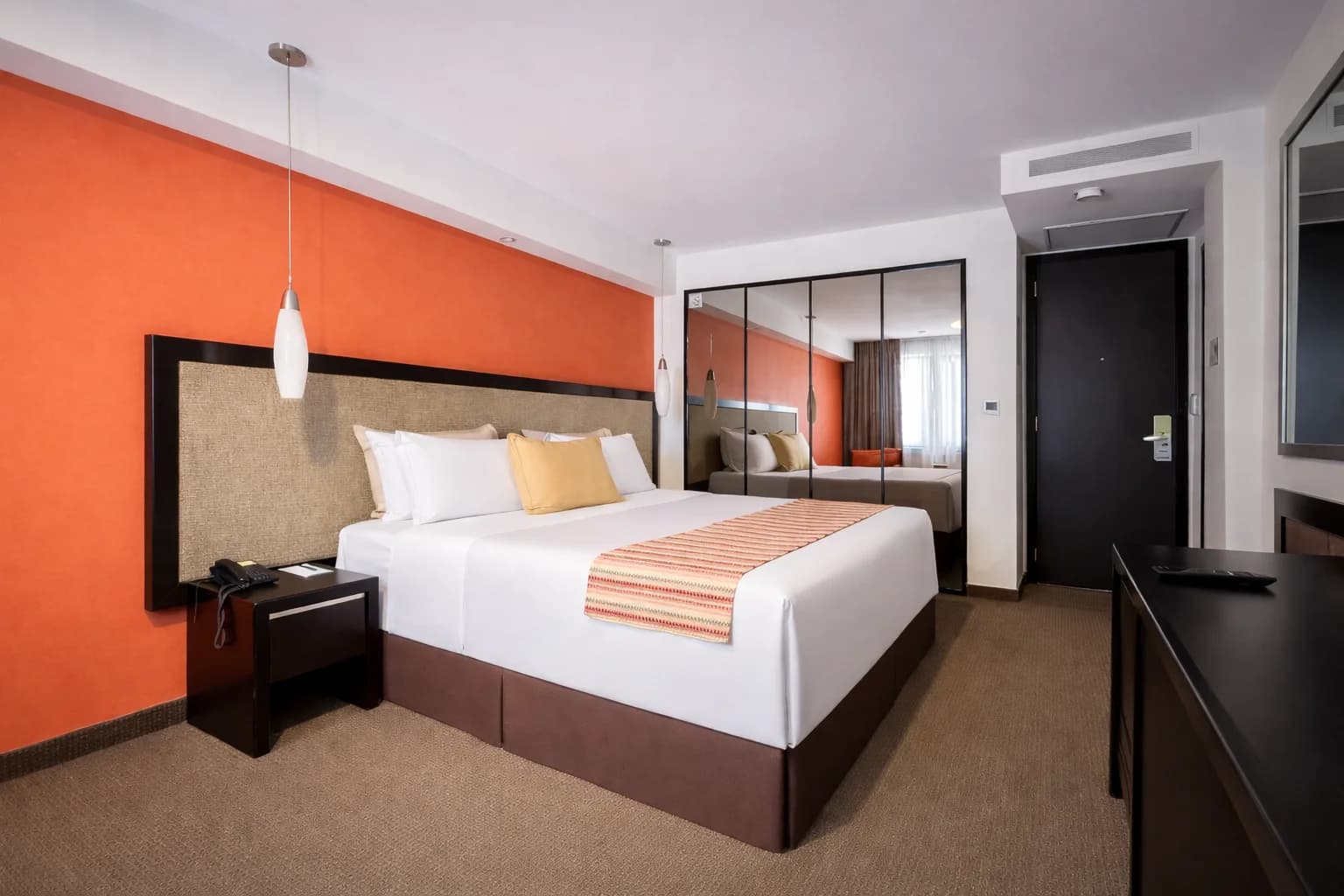 Hotel Catedral 주니어 스위트. 침대와 의자 2개, 전신 거울.