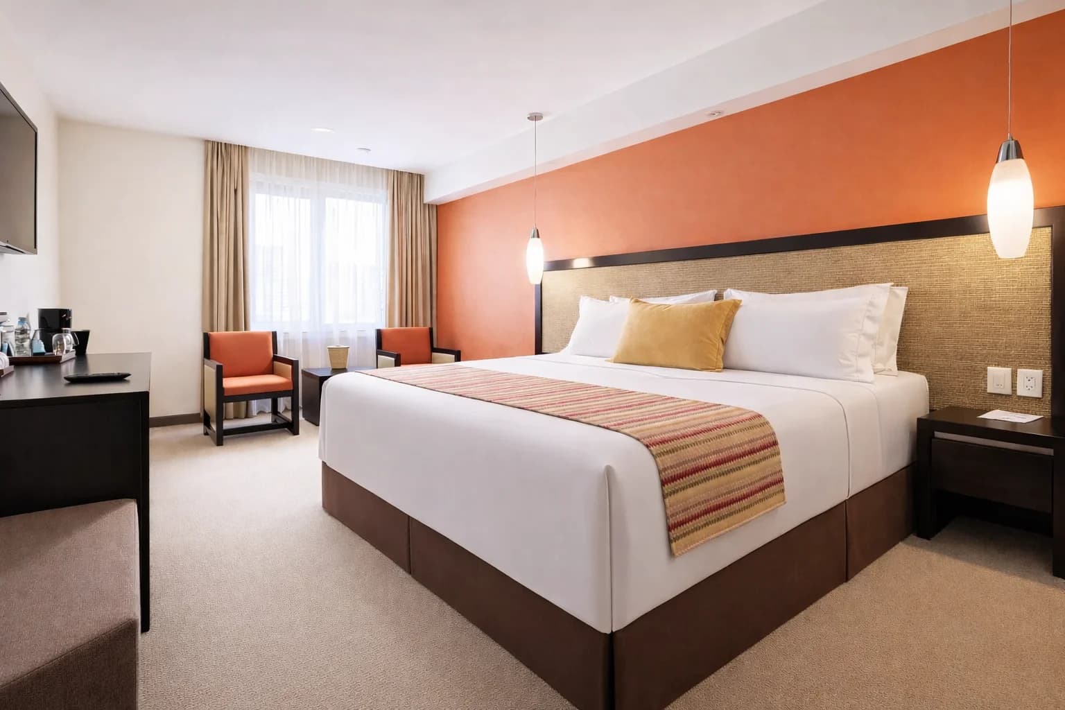 Hotel Catedral 주니어 스위트. 침대가 중앙에 있고 의자 2개가 보입니다.