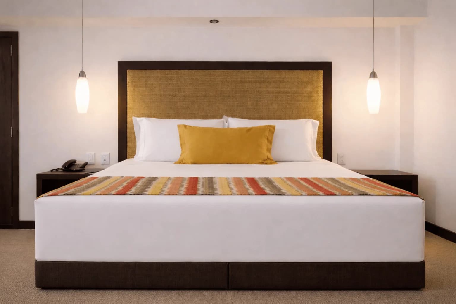 Hotel Catedral 객실 전망. 침대가 중앙에 있고 의자가 보입니다. 배경에 대성당이 보입니다.