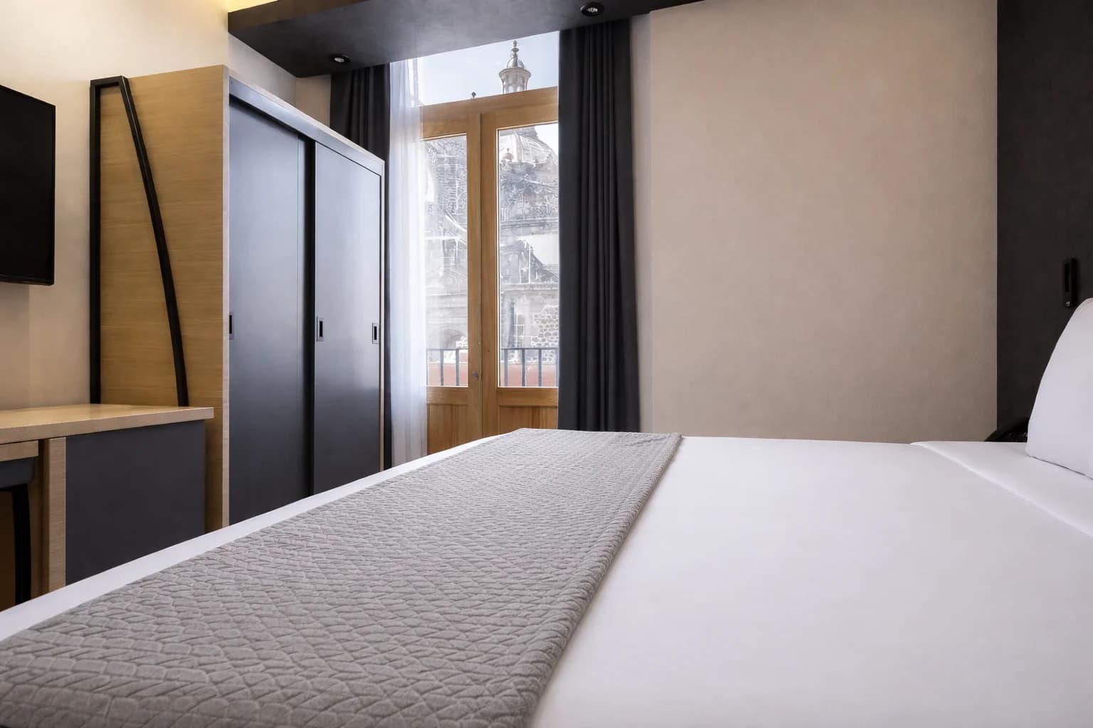 Hotel Catedral. Single room with balcony. Modern decor with views of the Metropolitan Cathedral.