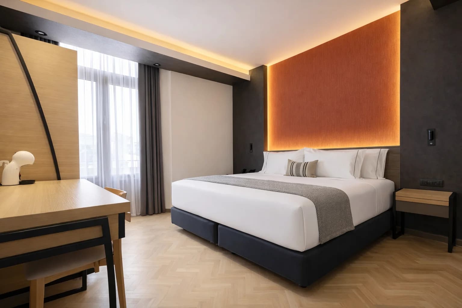 Hotel Catedral. Single room with balcony. Modern decor with views of the Metropolitan Cathedral.